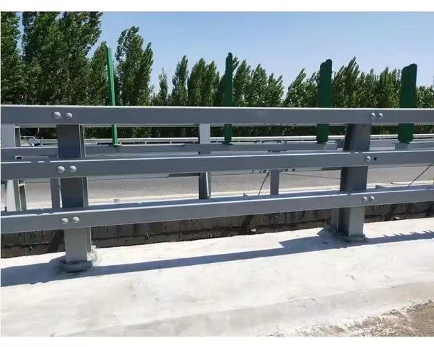 <strong>防撞鋼護欄</strong>